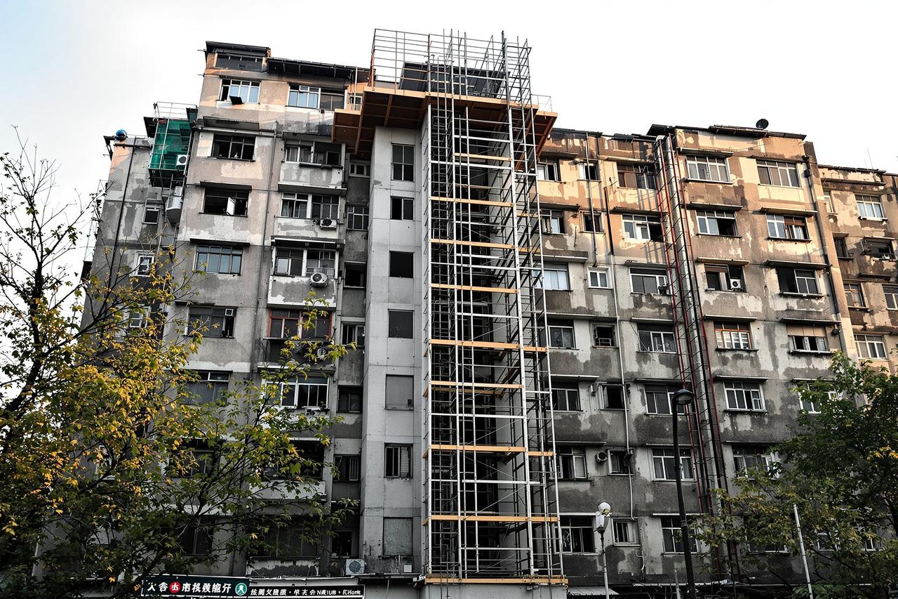 黑料91 - 某城市老旧小区加装电梯陷入僵局,一楼住户喊出天价补偿引争议 某城市老旧小区加装电梯陷入僵局,一楼住户喊出天价补偿引争议